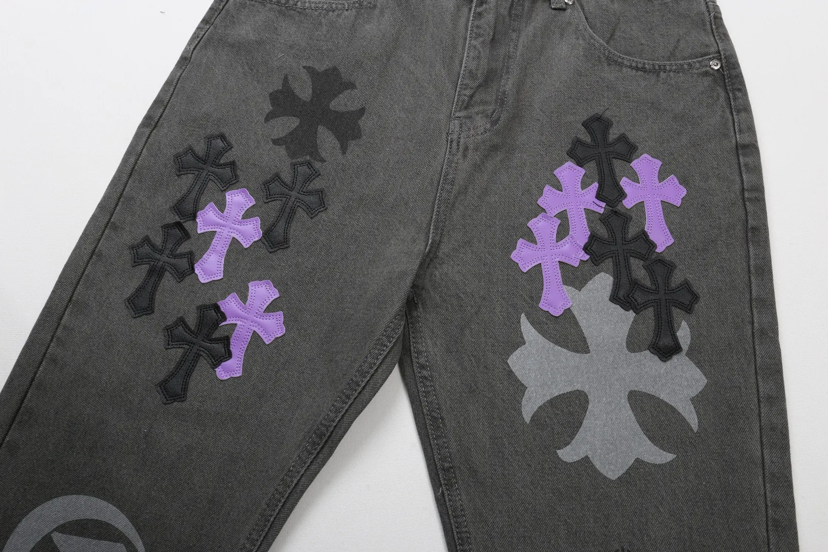 P250 [High-End] Chrome Hearts | 25TX CH Chrome Hearts Cross Gray and Purple Spray Painted Graffiti and Leather Limited Jeans - Chrome Hearts' most popular pants are made of beaded canvas fabric. Heavy washing makes the upper body of the fabric more textured and the pants are tall and straight! The three-dimensional cutting of the whole trousers is a masterpiece! The hardware is customized by zp. The beaded canvas fabric is thick and soft after being washed. It has good breathability. Customized small leather label. Unique design. The details are simple and elegant, and the workmanship is exquisite. The whole trousers are neatly routed and the details are in place! It’s so cool that both men and women can easily control the genderless trend!  Color: Gray Size: 30 32 34 36 Corresponding sizes m-xxl available in stock. Detailed sizes can be found in Figure 9